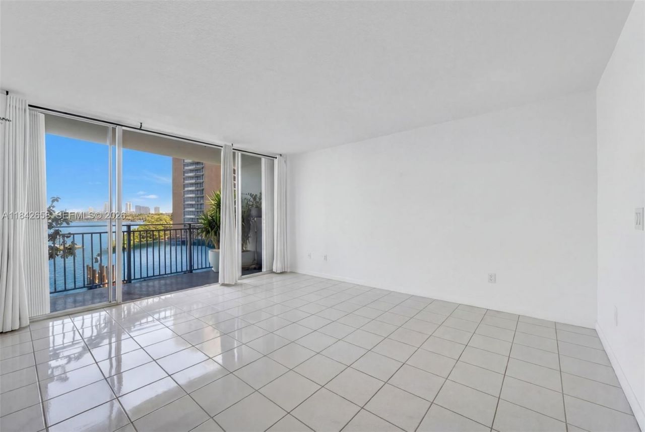 770 NE 69th St, Unit 4H, Miami, FL 33138 Photo