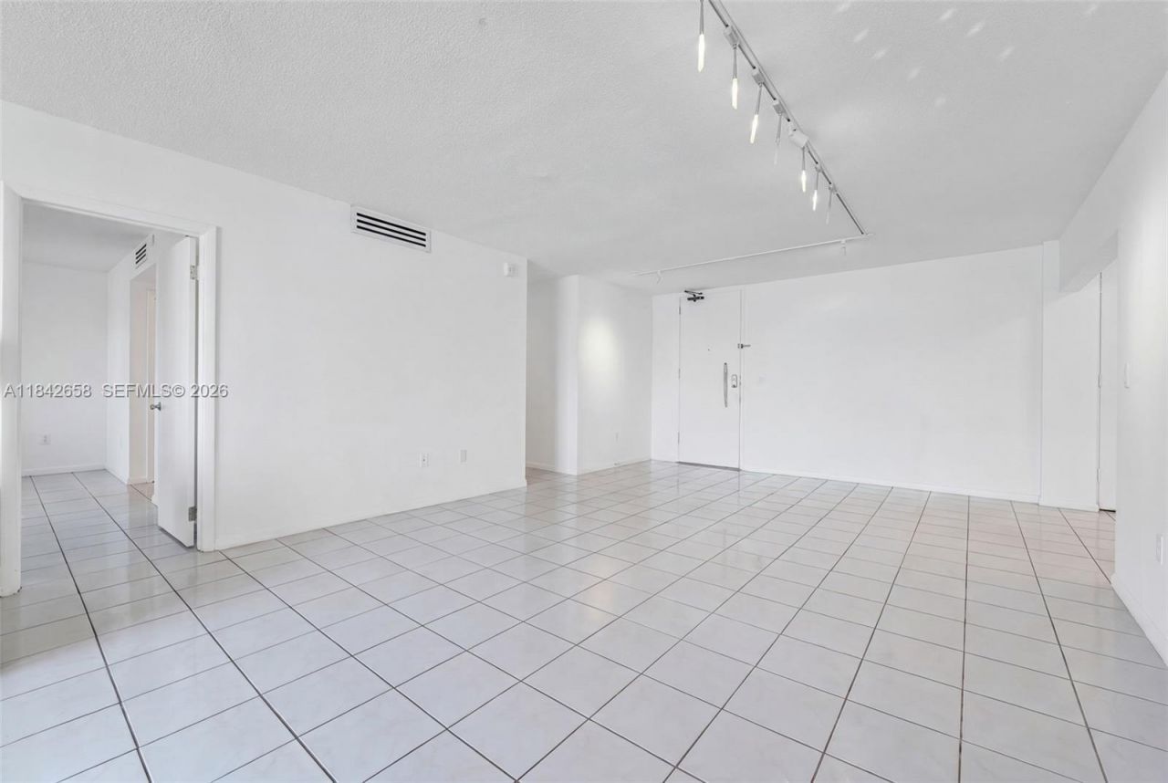 770 NE 69th St, Unit 4H, Miami, FL 33138 Photo