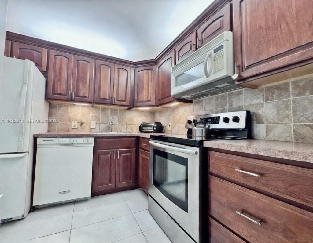 20500 W Country Club Dr, Unit 210, Aventura, FL 33180 Photo