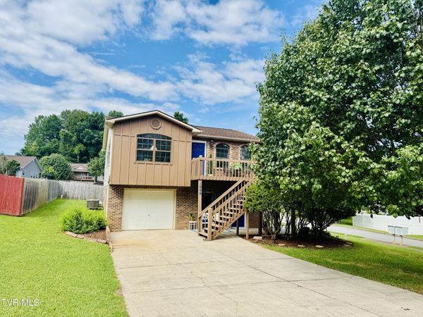 1006 Phillip Drew Drive, Johnson City, TN 37604