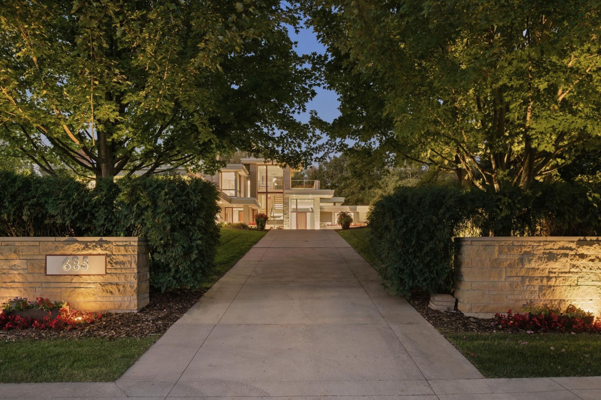 685 Hidden Creek Trail, Mendota Heights, MN 55118