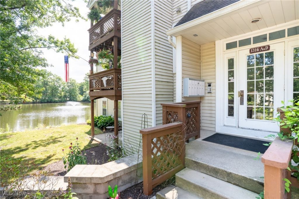 1316 Cedarwood Drive, Unit D3, Westlake, OH 44145 Main Photo