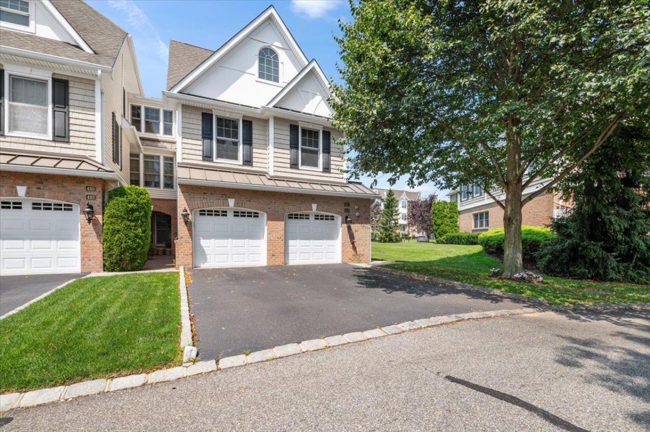 481 Pacing Way, Westbury, NY 11590 Main Photo