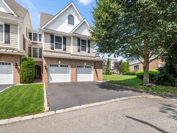 481 Pacing Way, Westbury, NY 11590