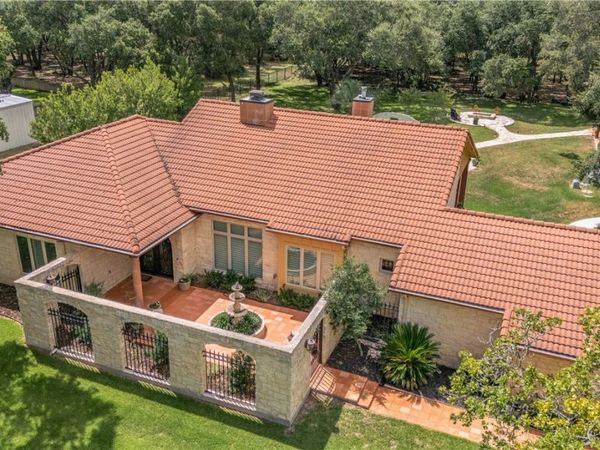 166 Post Oak Bend, Inez, TX 77968