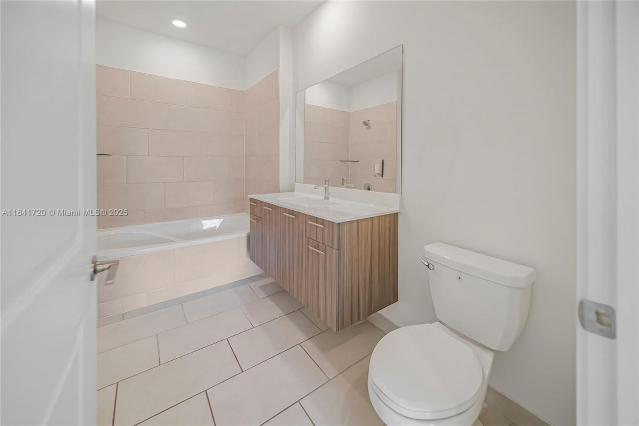 8265 NW 41st St, Unit C-202, Doral, FL 33166 Photo