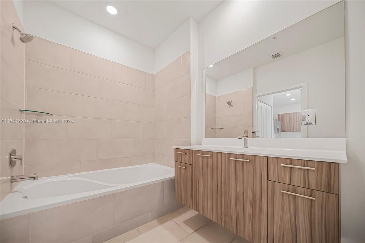 8265 NW 41st St, Unit C-202, Doral, FL 33166 Photo