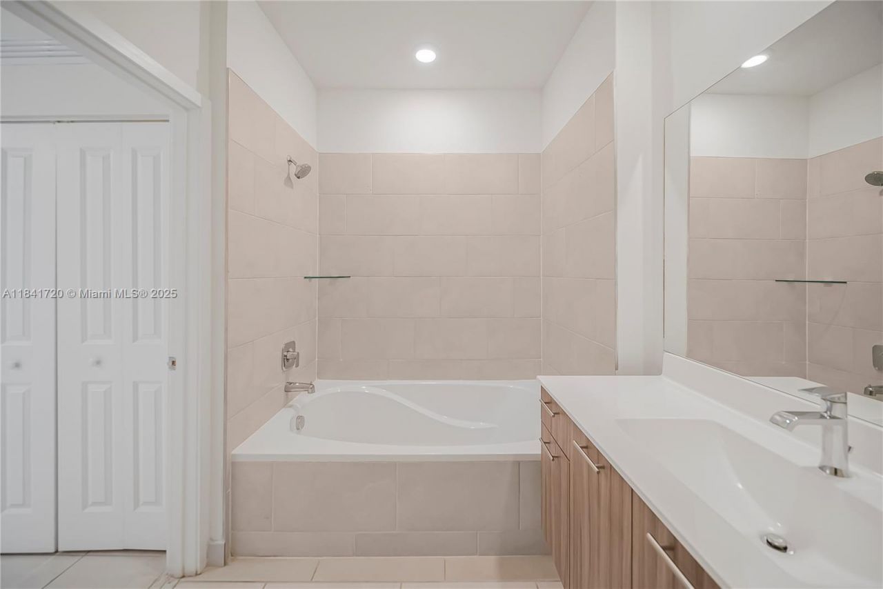 8265 NW 41st St, Unit C-202, Doral, FL 33166 Photo