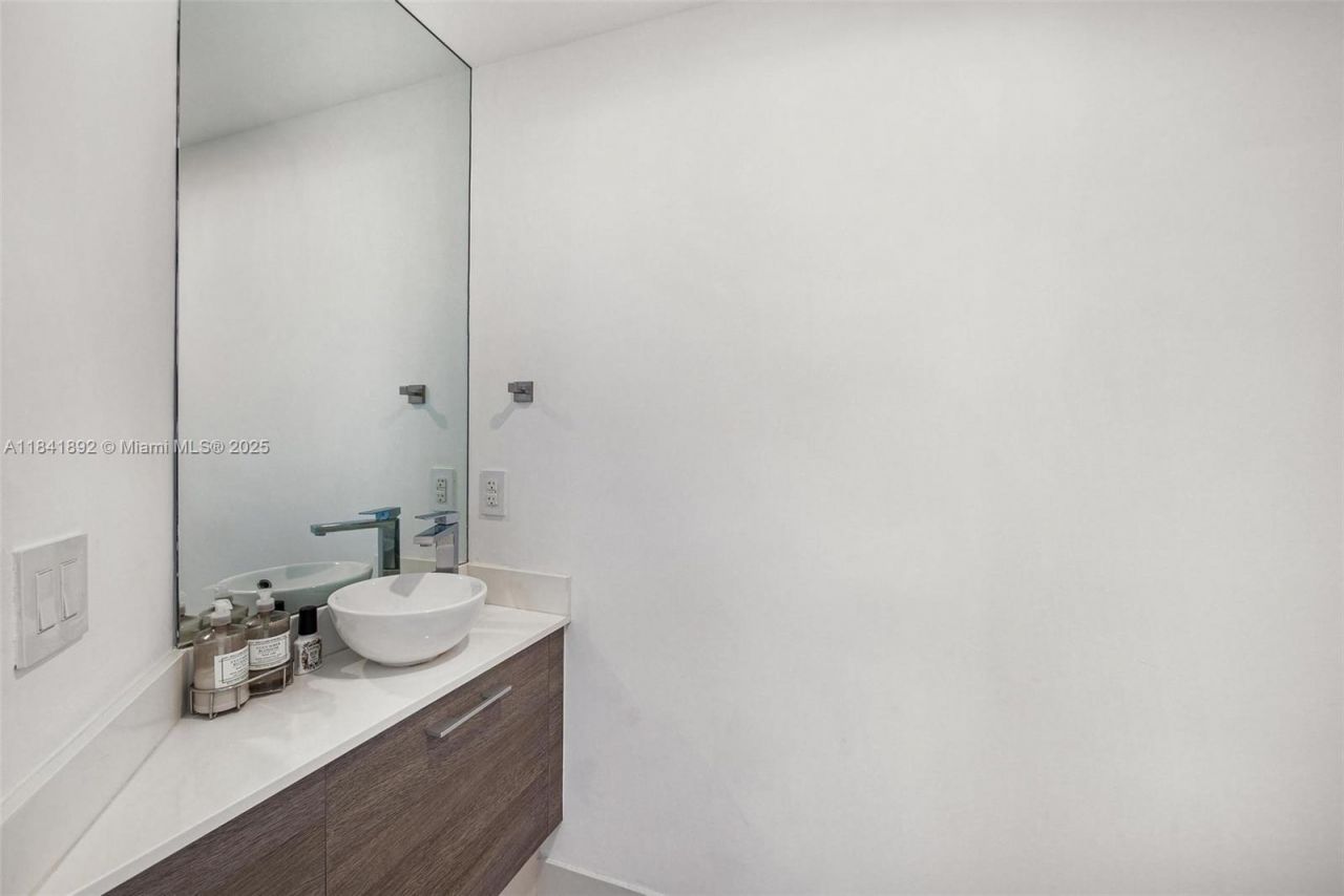 650 NE 32nd St, Unit 2101, Miami, FL 33137 Photo