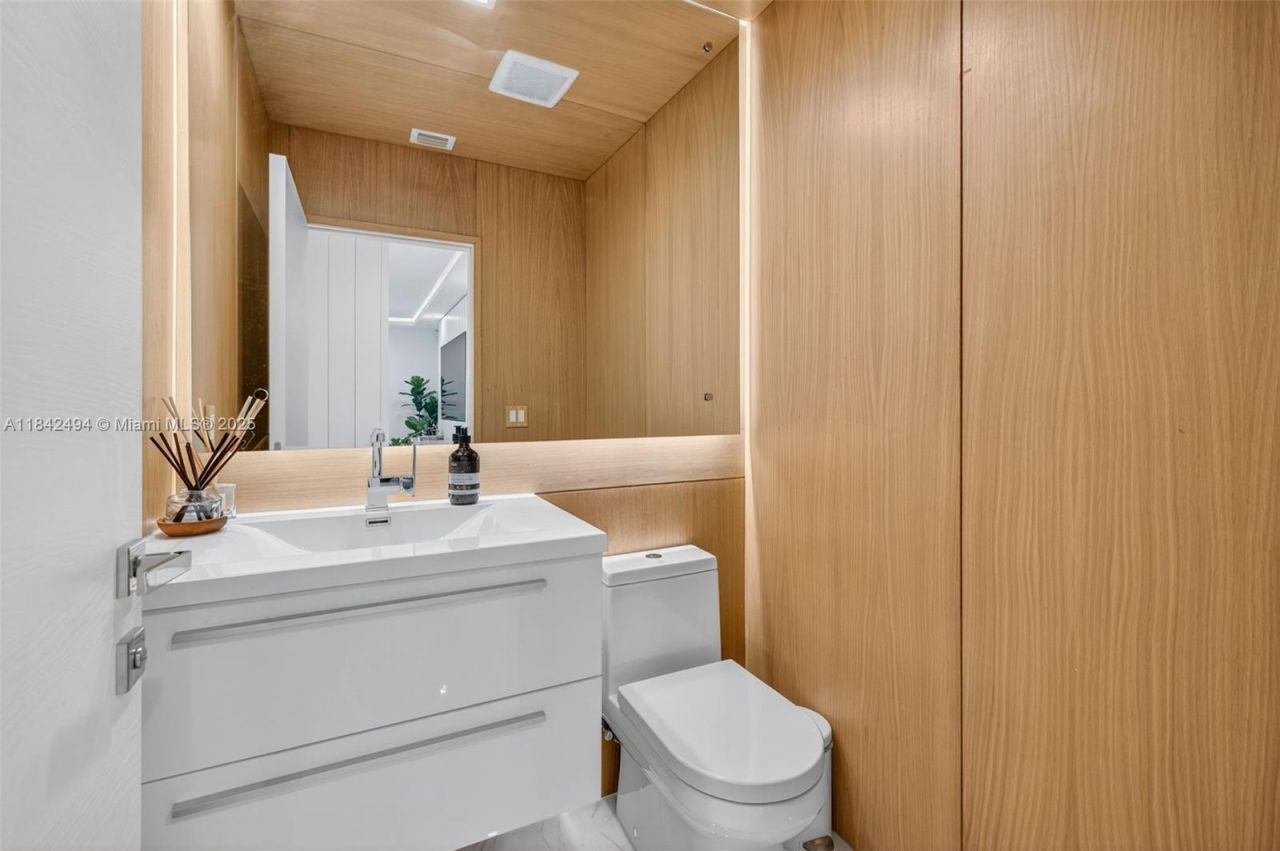 1001 Diplomat Pkwy, Hallandale Beach, FL 33009 Photo