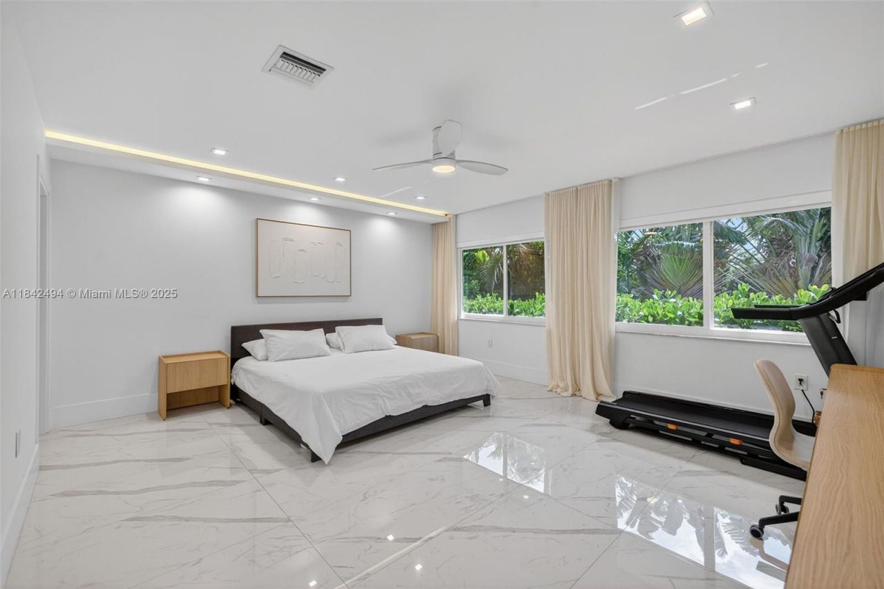 1001 Diplomat Pkwy, Hallandale Beach, FL 33009 Photo