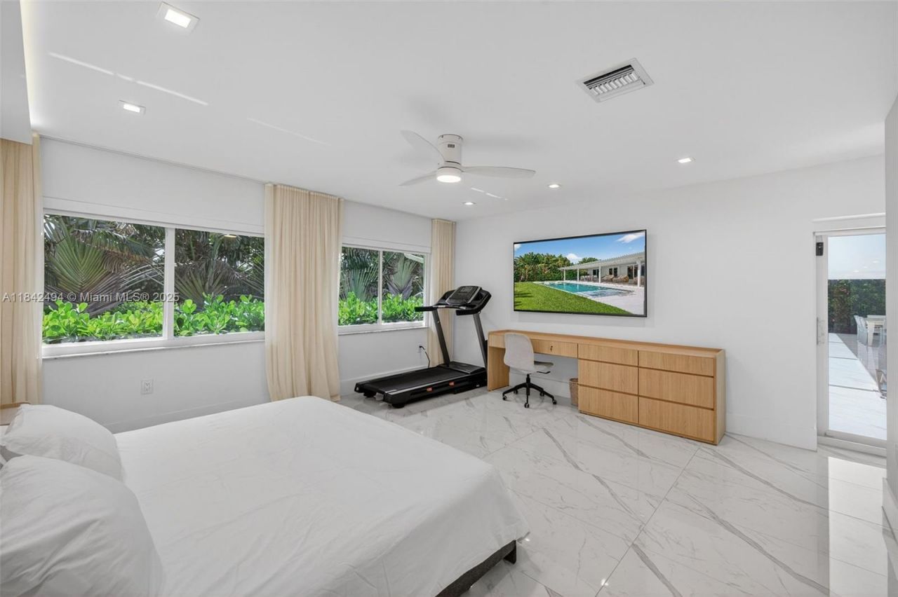 1001 Diplomat Pkwy, Hallandale Beach, FL 33009 Photo