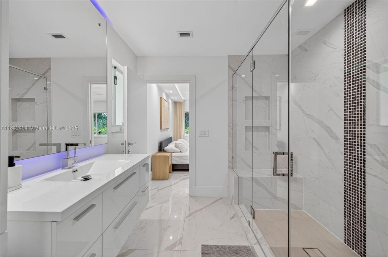 1001 Diplomat Pkwy, Hallandale Beach, FL 33009 Photo