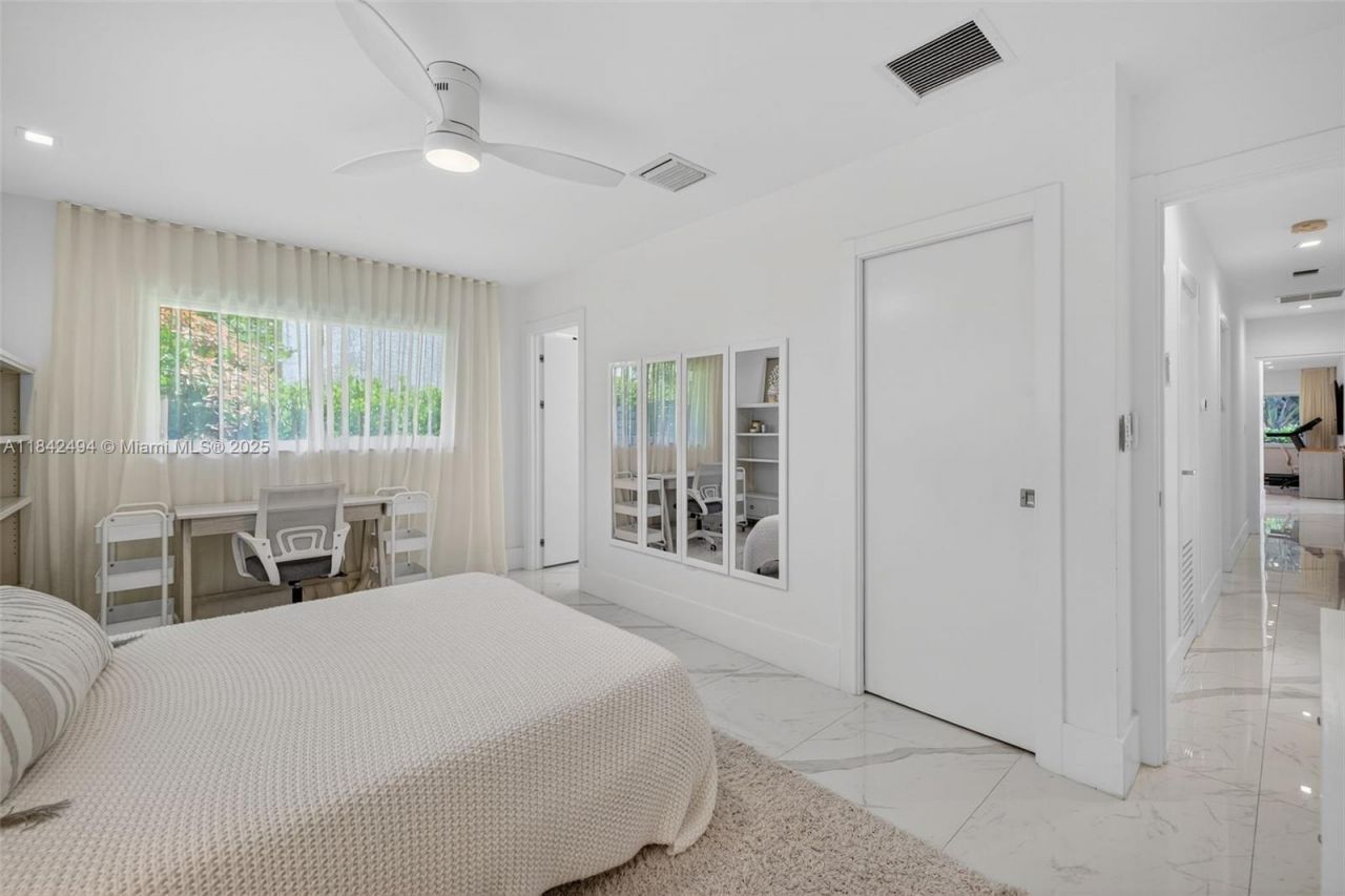 1001 Diplomat Pkwy, Hallandale Beach, FL 33009 Photo