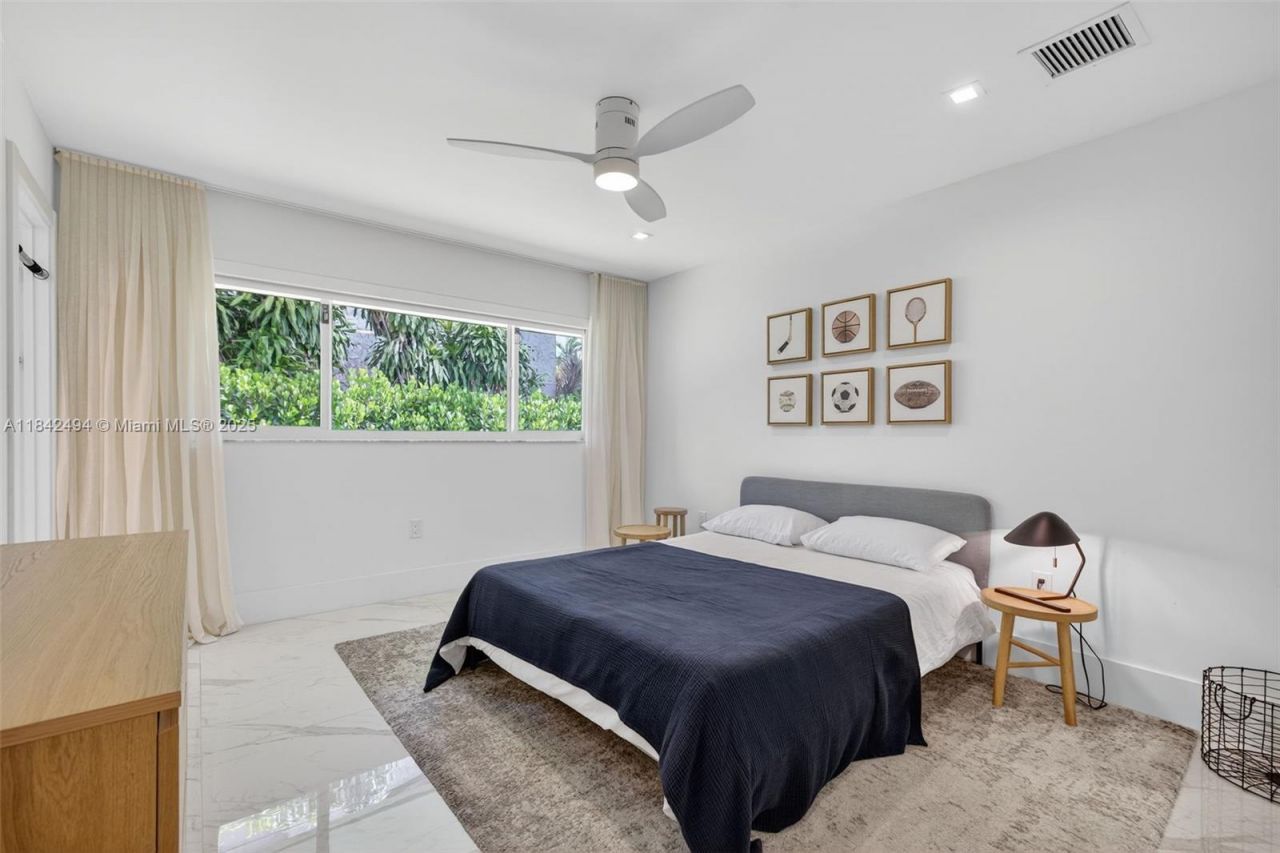 1001 Diplomat Pkwy, Hallandale Beach, FL 33009 Photo