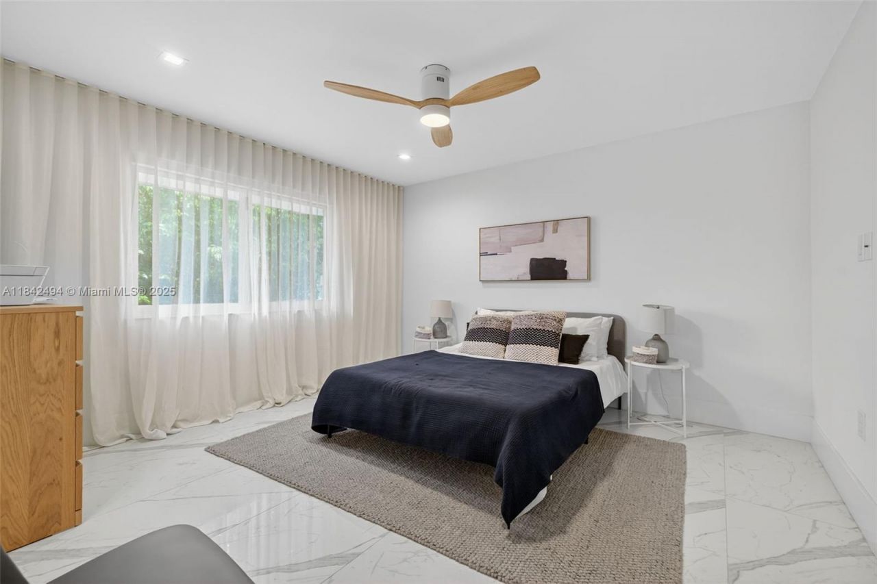 1001 Diplomat Pkwy, Hallandale Beach, FL 33009 Photo