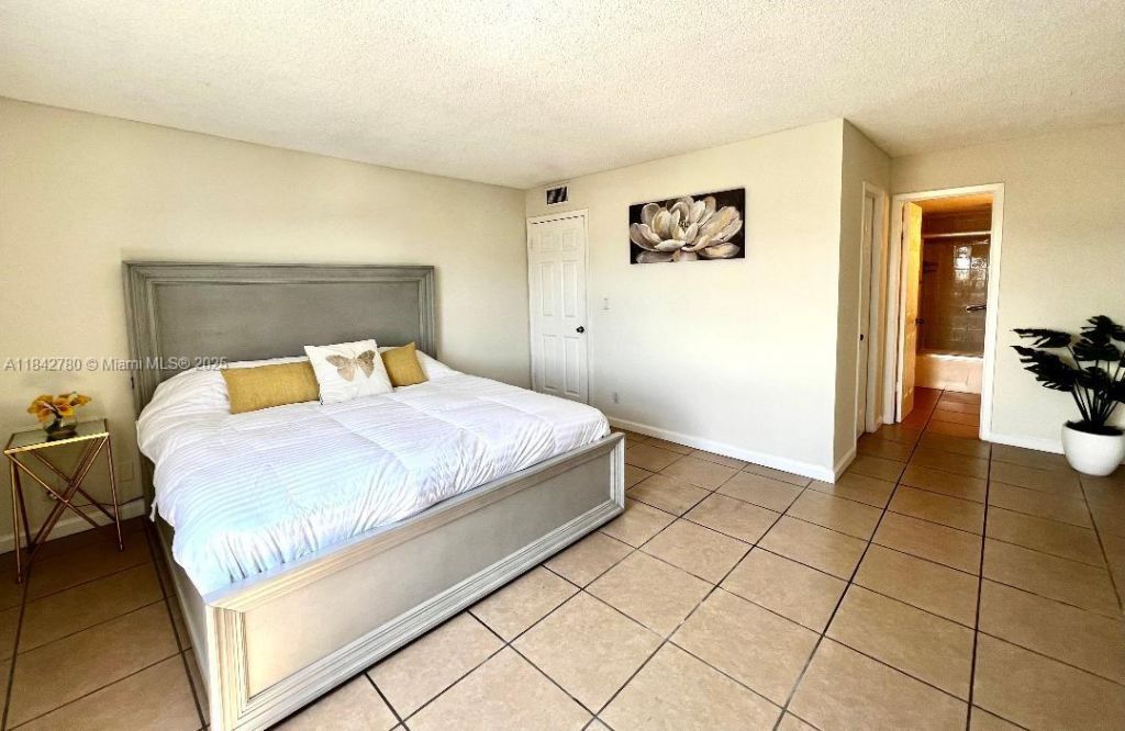 401 Golden Isles Dr, Unit 1011, Hallandale Beach, FL 33009 Photo