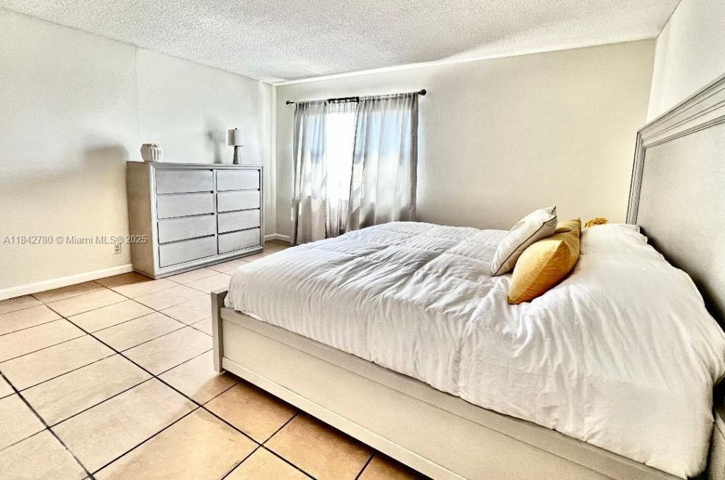 401 Golden Isles Dr, Unit 1011, Hallandale Beach, FL 33009 Photo