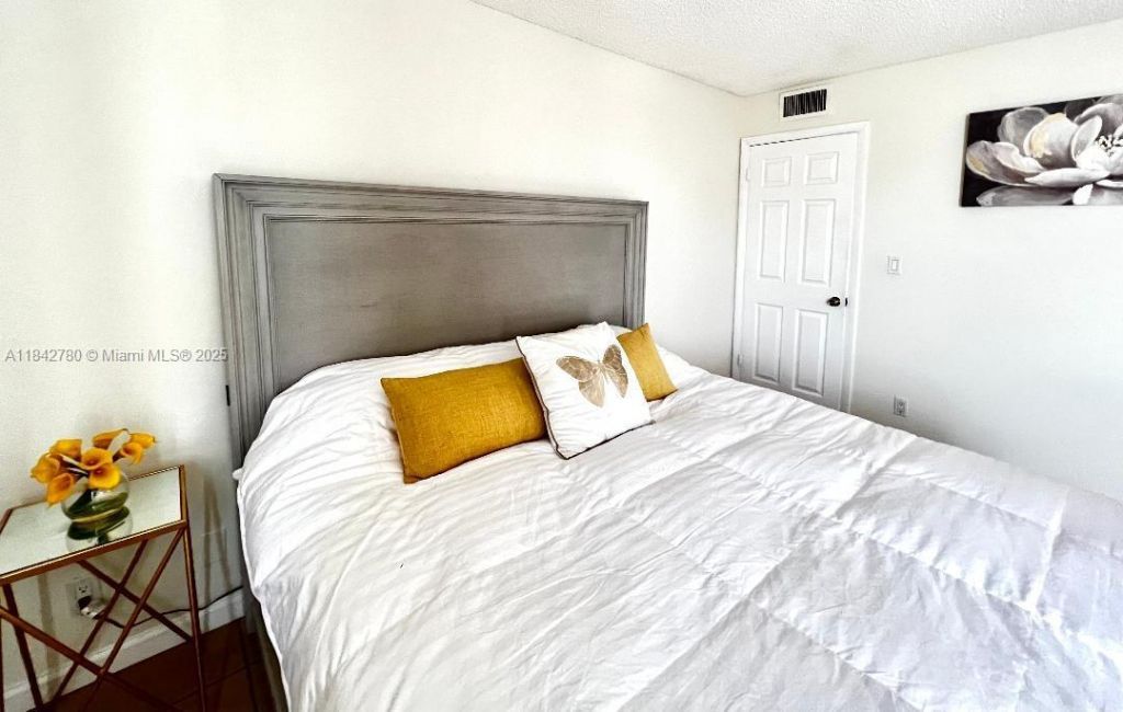 401 Golden Isles Dr, Unit 1011, Hallandale Beach, FL 33009 Photo