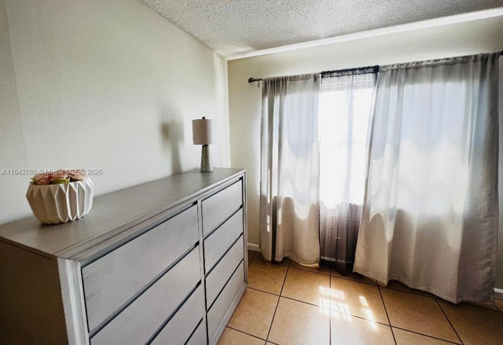 401 Golden Isles Dr, Unit 1011, Hallandale Beach, FL 33009 Photo