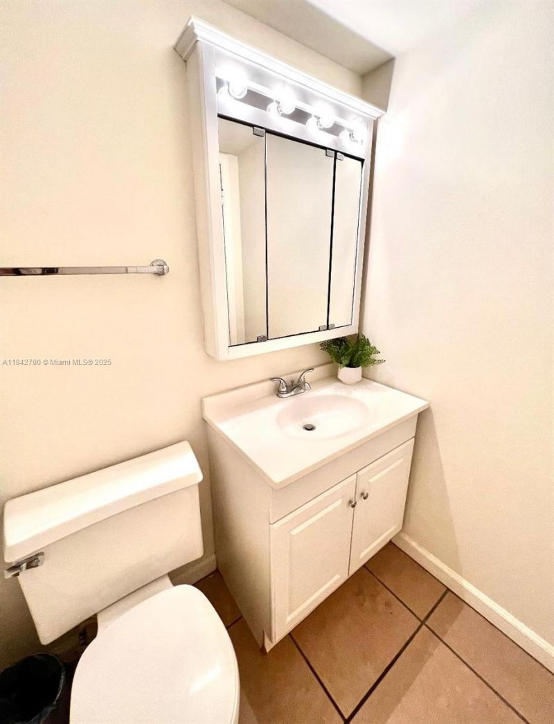 401 Golden Isles Dr, Unit 1011, Hallandale Beach, FL 33009 Photo