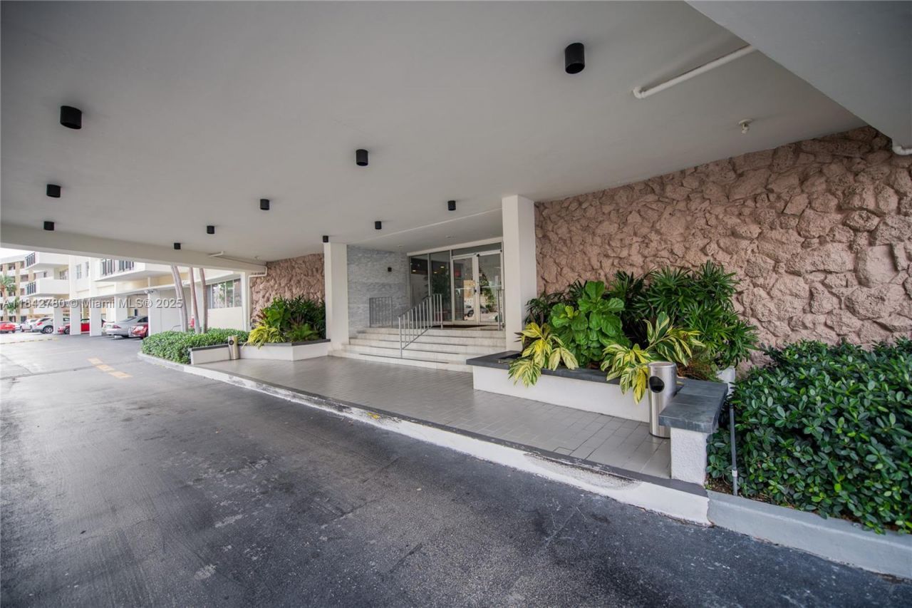 401 Golden Isles Dr, Unit 1011, Hallandale Beach, FL 33009 Photo