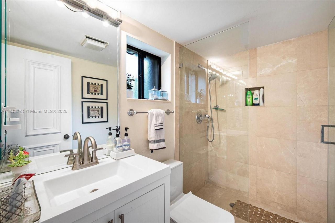 2000 S Bayshore Dr, Unit 69, Miami, FL 33133 Photo