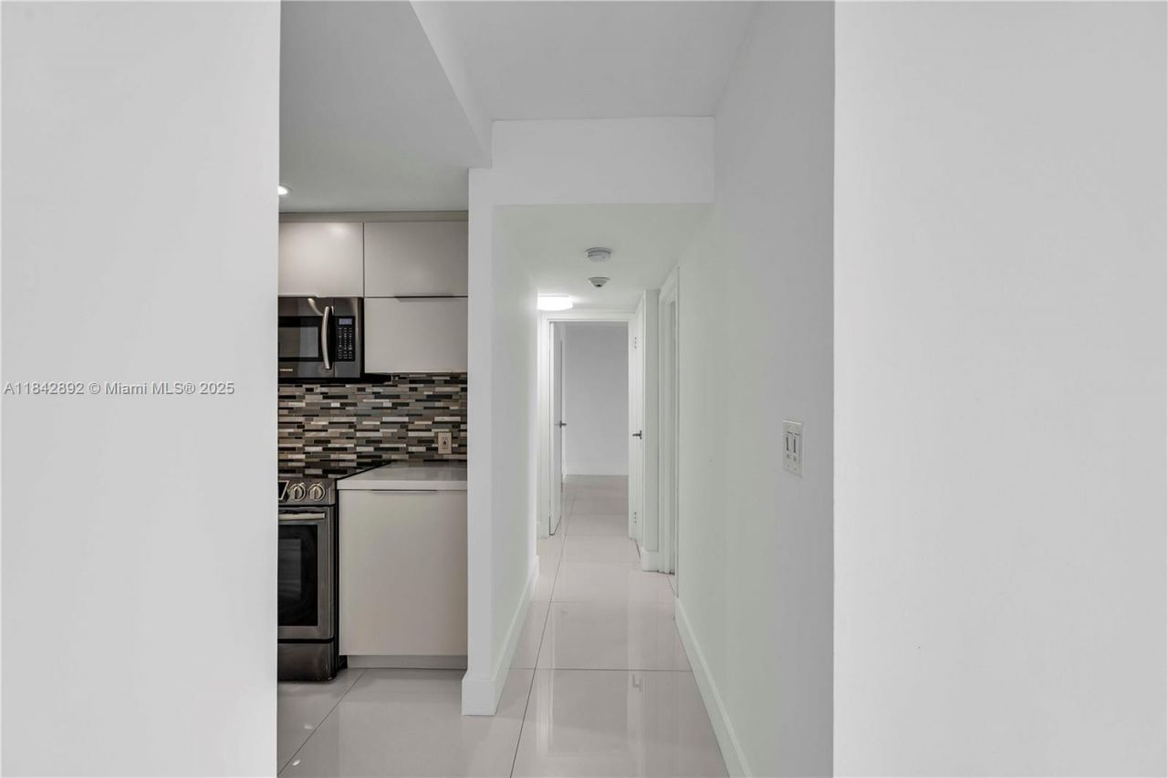 100 Bayview Dr, Unit 508, Sunny Isles Beach, FL 33160 Photo