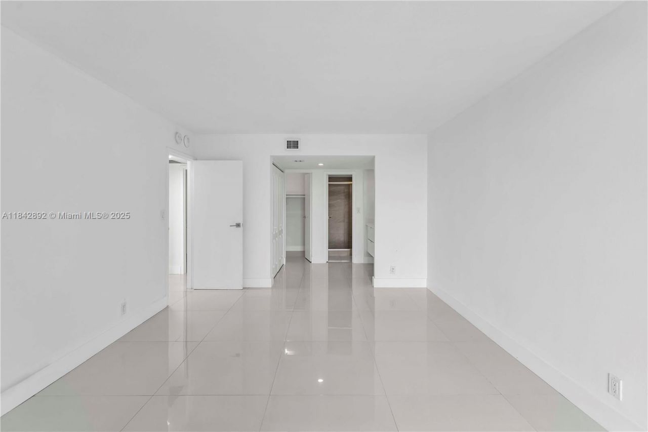 100 Bayview Dr, Unit 508, Sunny Isles Beach, FL 33160 Photo