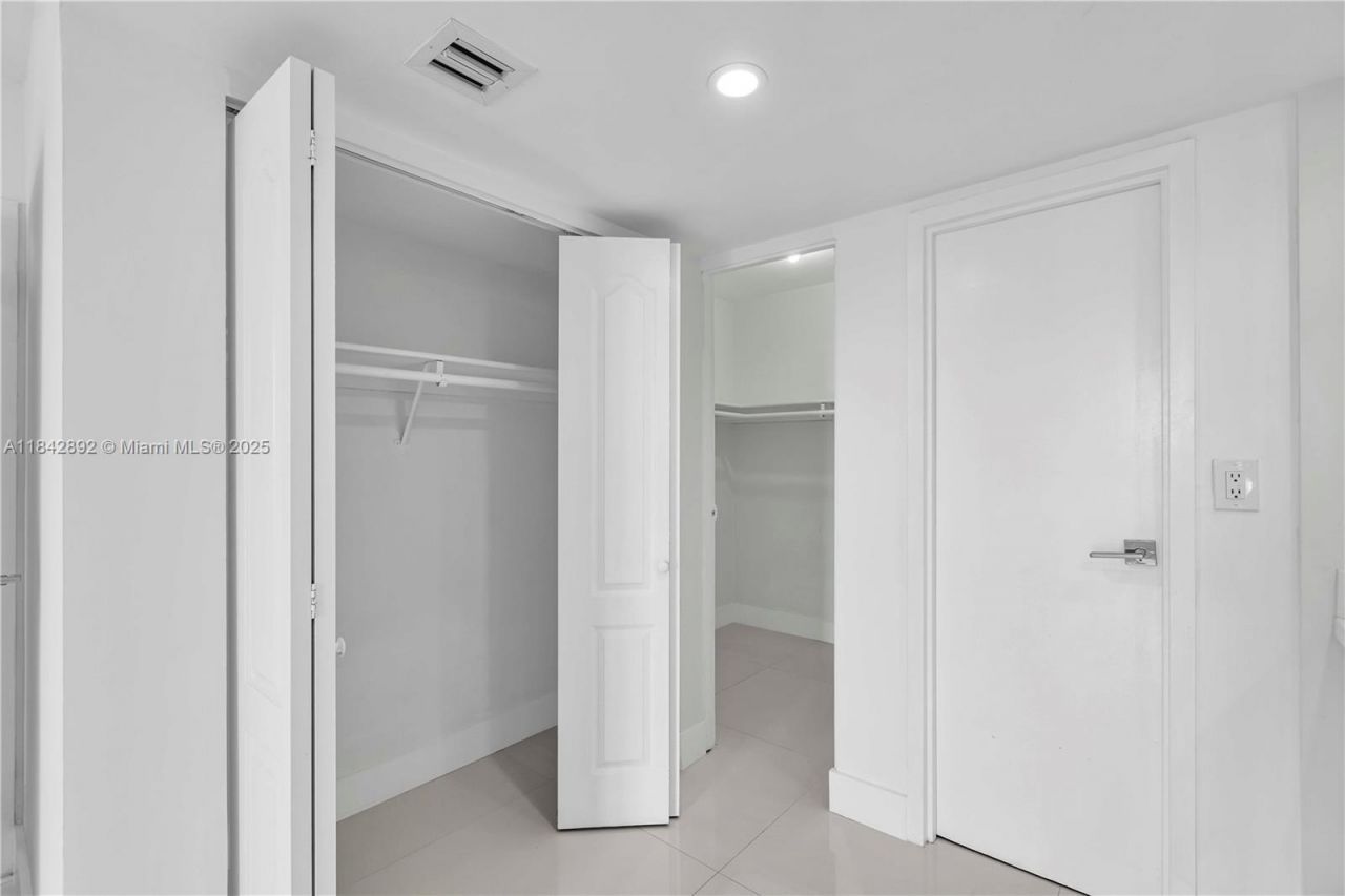 100 Bayview Dr, Unit 508, Sunny Isles Beach, FL 33160 Photo