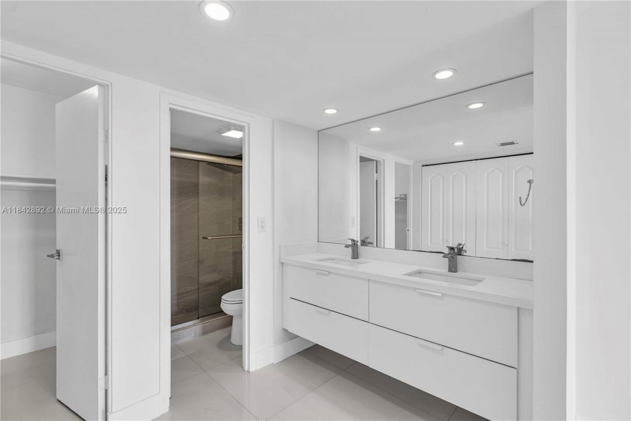 100 Bayview Dr, Unit 508, Sunny Isles Beach, FL 33160 Photo