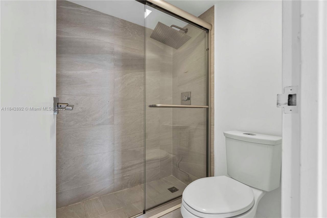 100 Bayview Dr, Unit 508, Sunny Isles Beach, FL 33160 Photo