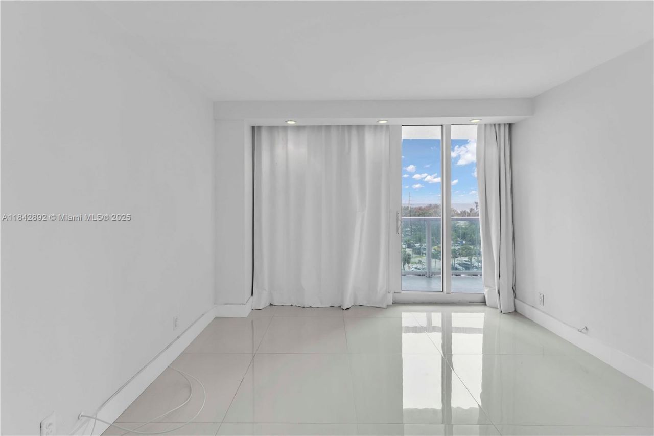100 Bayview Dr, Unit 508, Sunny Isles Beach, FL 33160 Photo