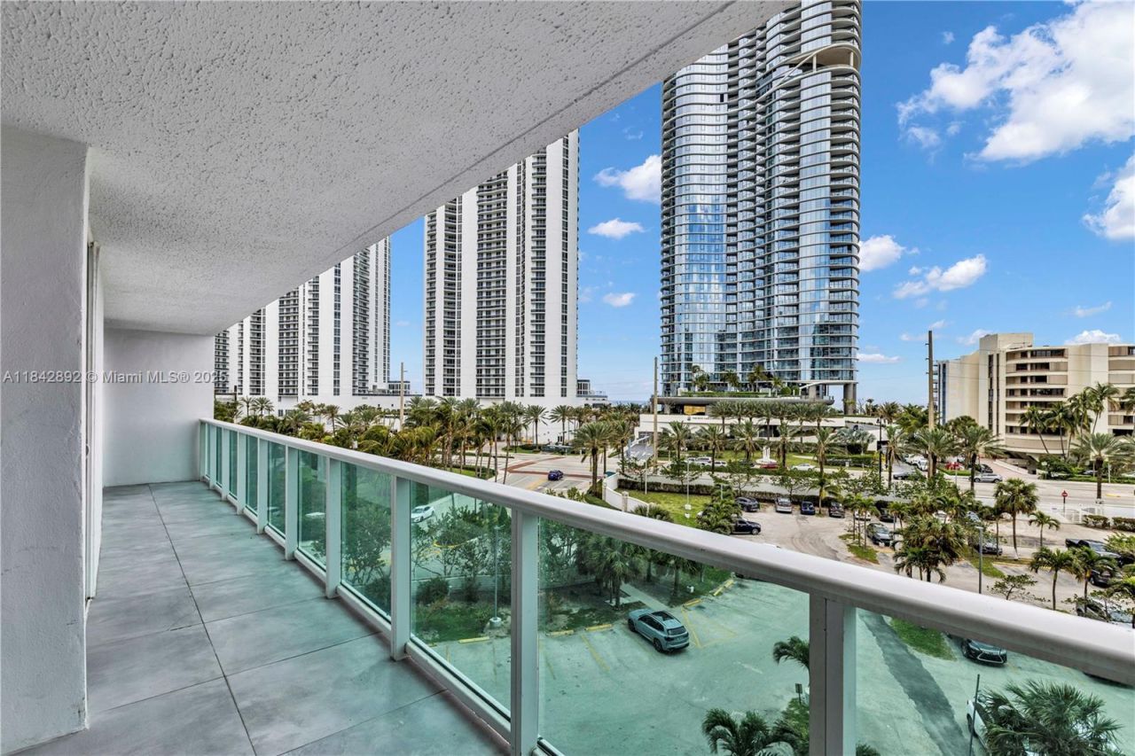 100 Bayview Dr, Unit 508, Sunny Isles Beach, FL 33160 Photo