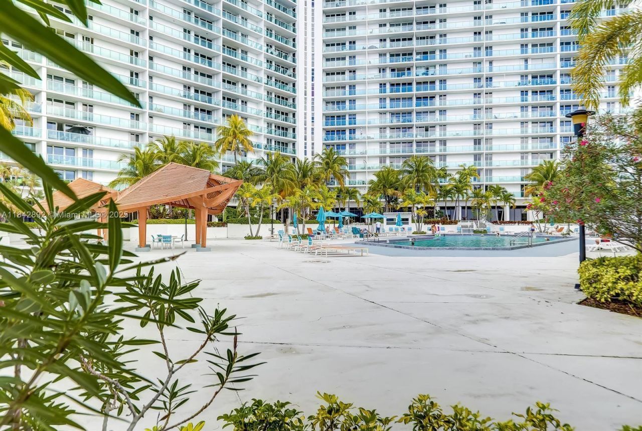 100 Bayview Dr, Unit 508, Sunny Isles Beach, FL 33160 Photo