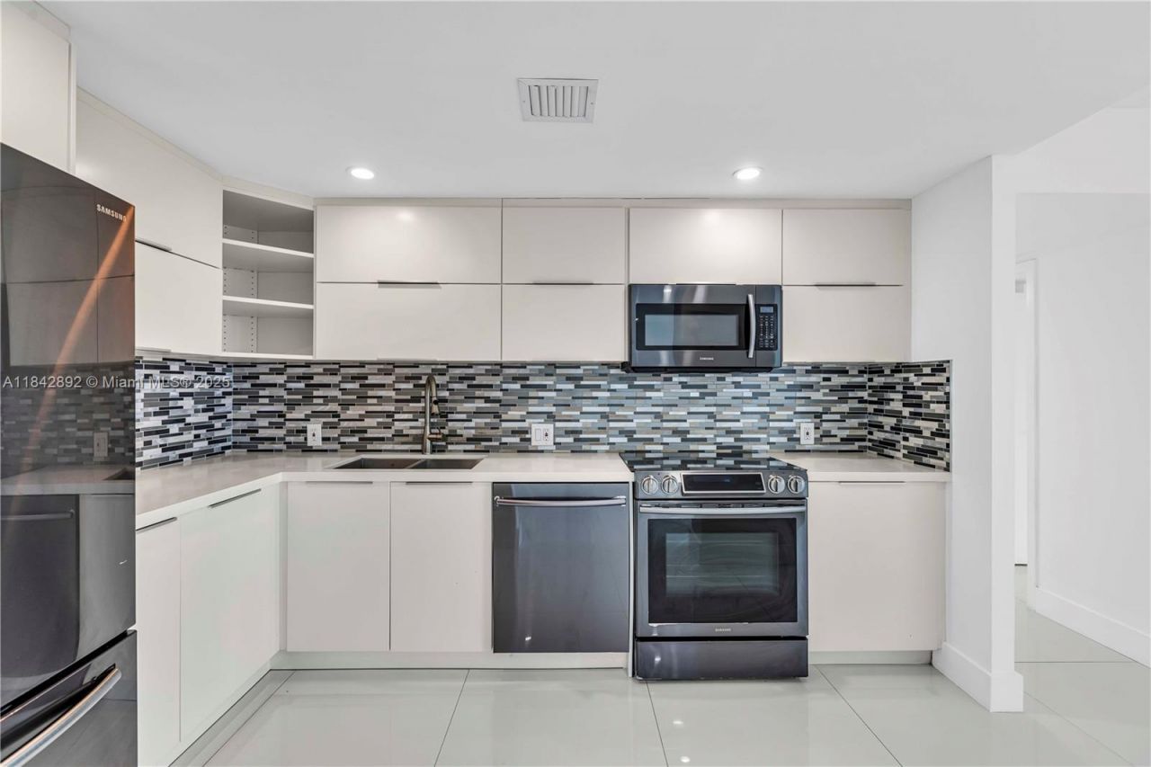 100 Bayview Dr, Unit 508, Sunny Isles Beach, FL 33160 Photo