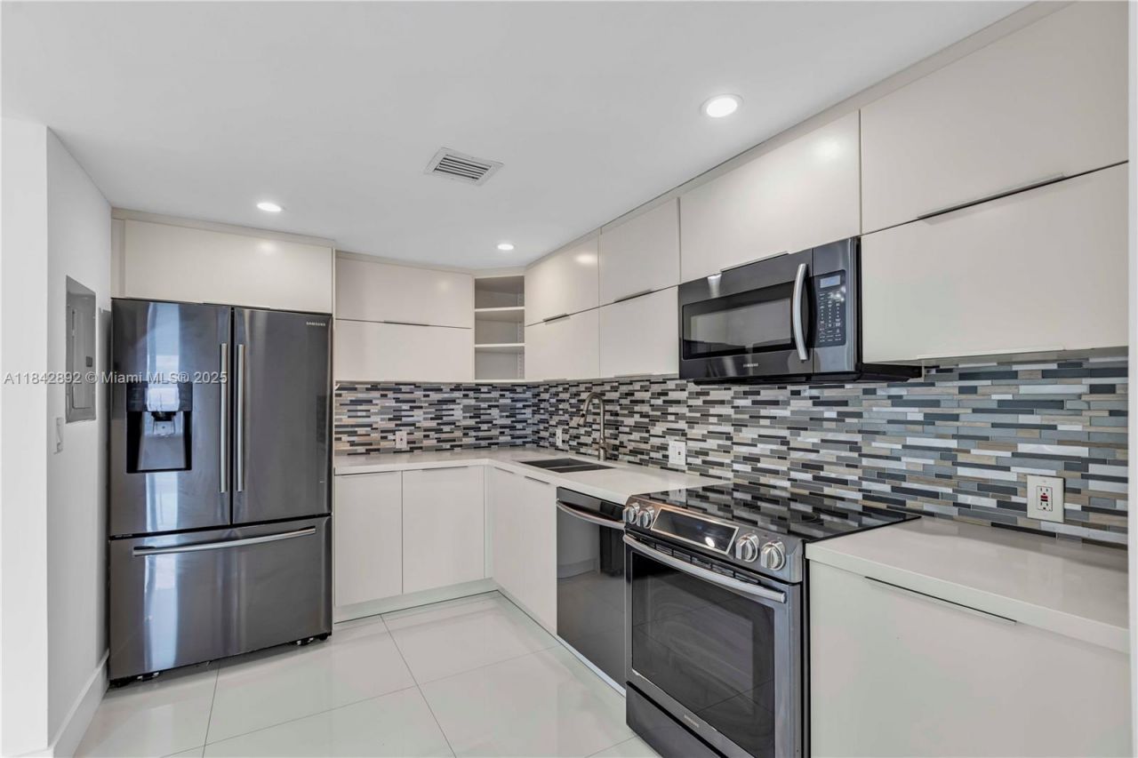 100 Bayview Dr, Unit 508, Sunny Isles Beach, FL 33160 Photo