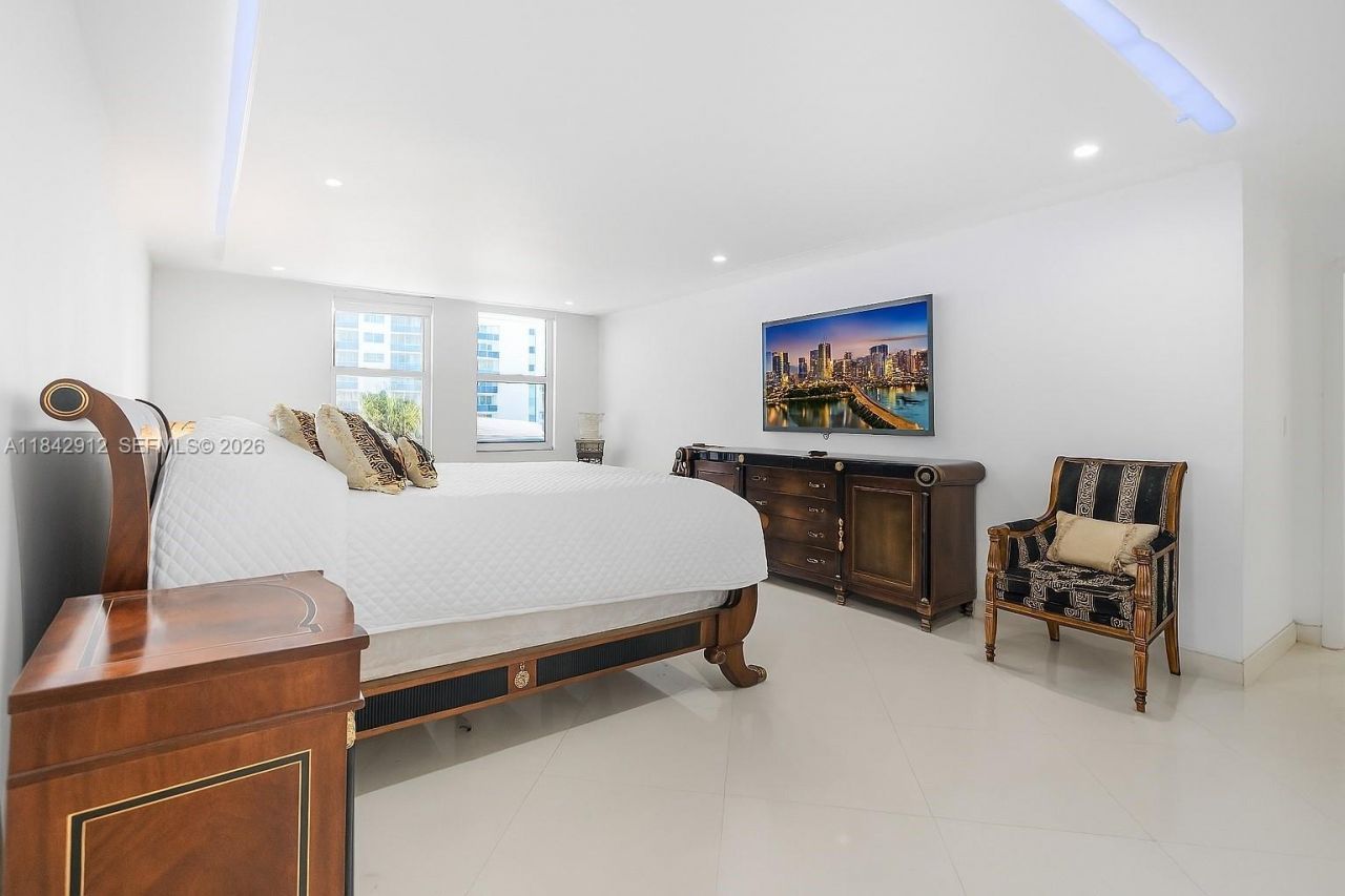 1912 S Ocean Dr, Unit 3D, Hallandale Beach, FL 33009 Photo