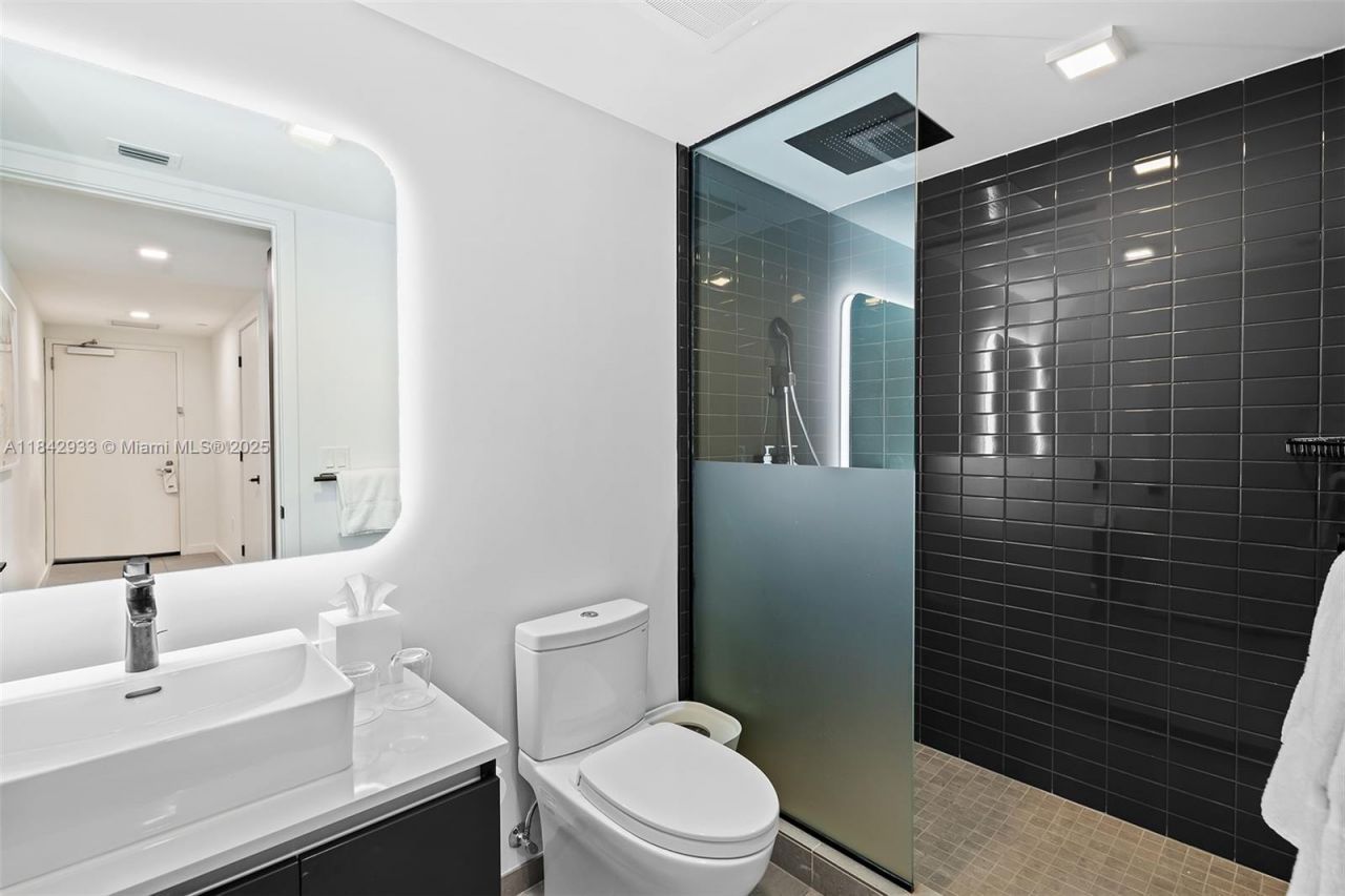 227 NE 2nd St, Unit 2911, Miami, FL 33132 Photo