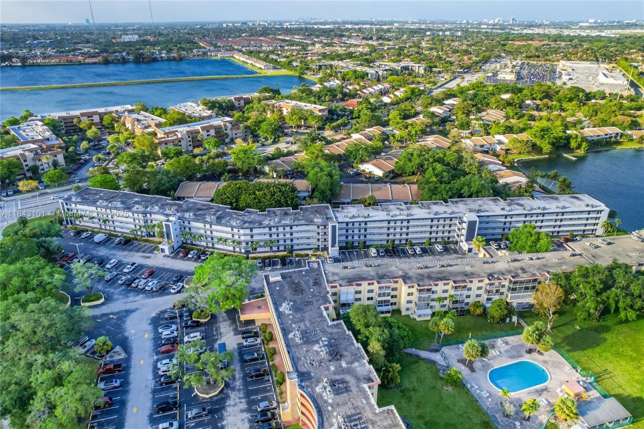 445 NE 195th St, Unit 125, Miami, FL 33179 Photo