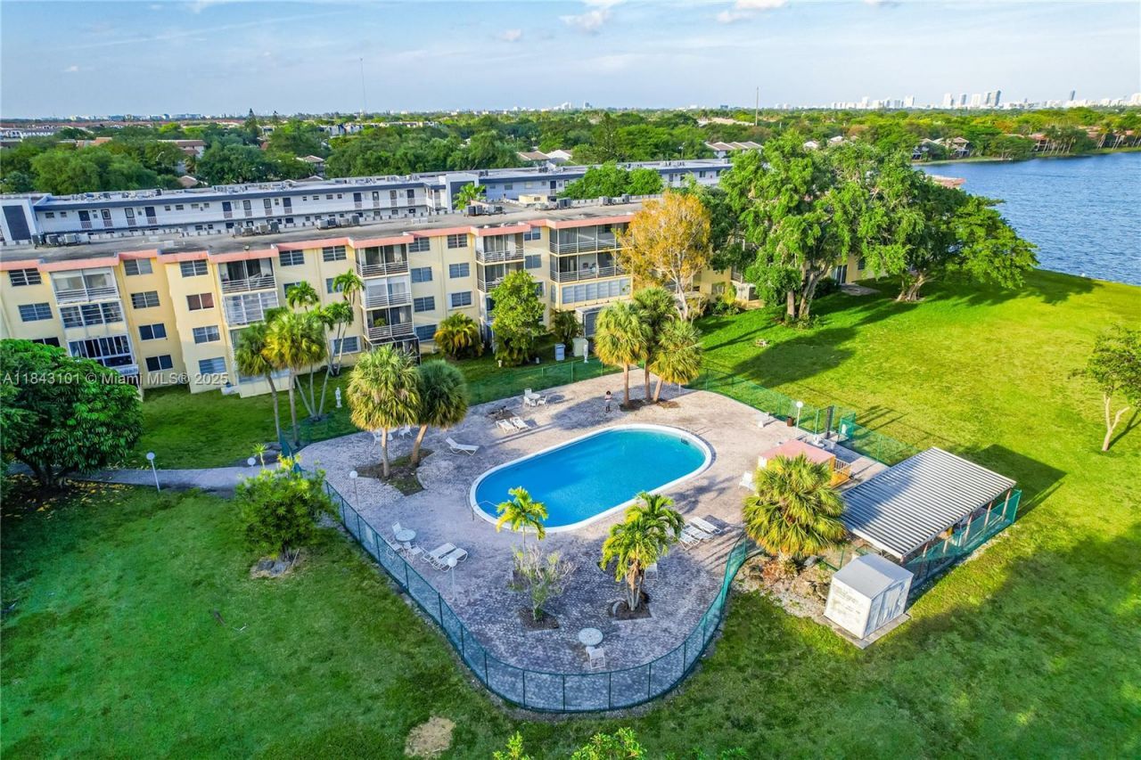 445 NE 195th St, Unit 125, Miami, FL 33179 Photo