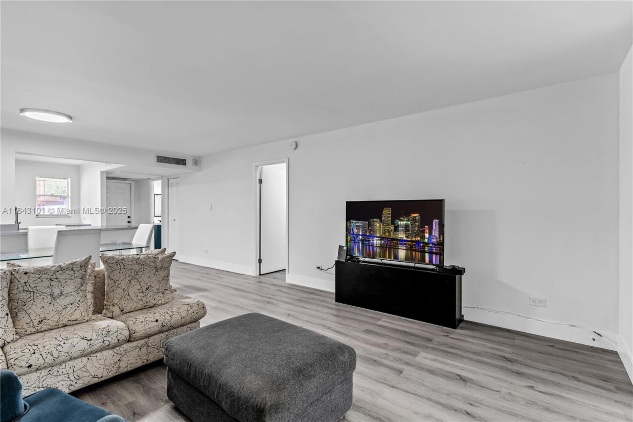 445 NE 195th St, Unit 125, Miami, FL 33179 Photo