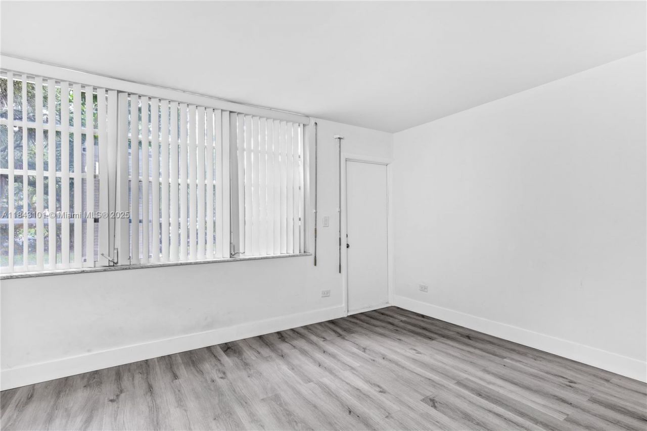 445 NE 195th St, Unit 125, Miami, FL 33179 Photo