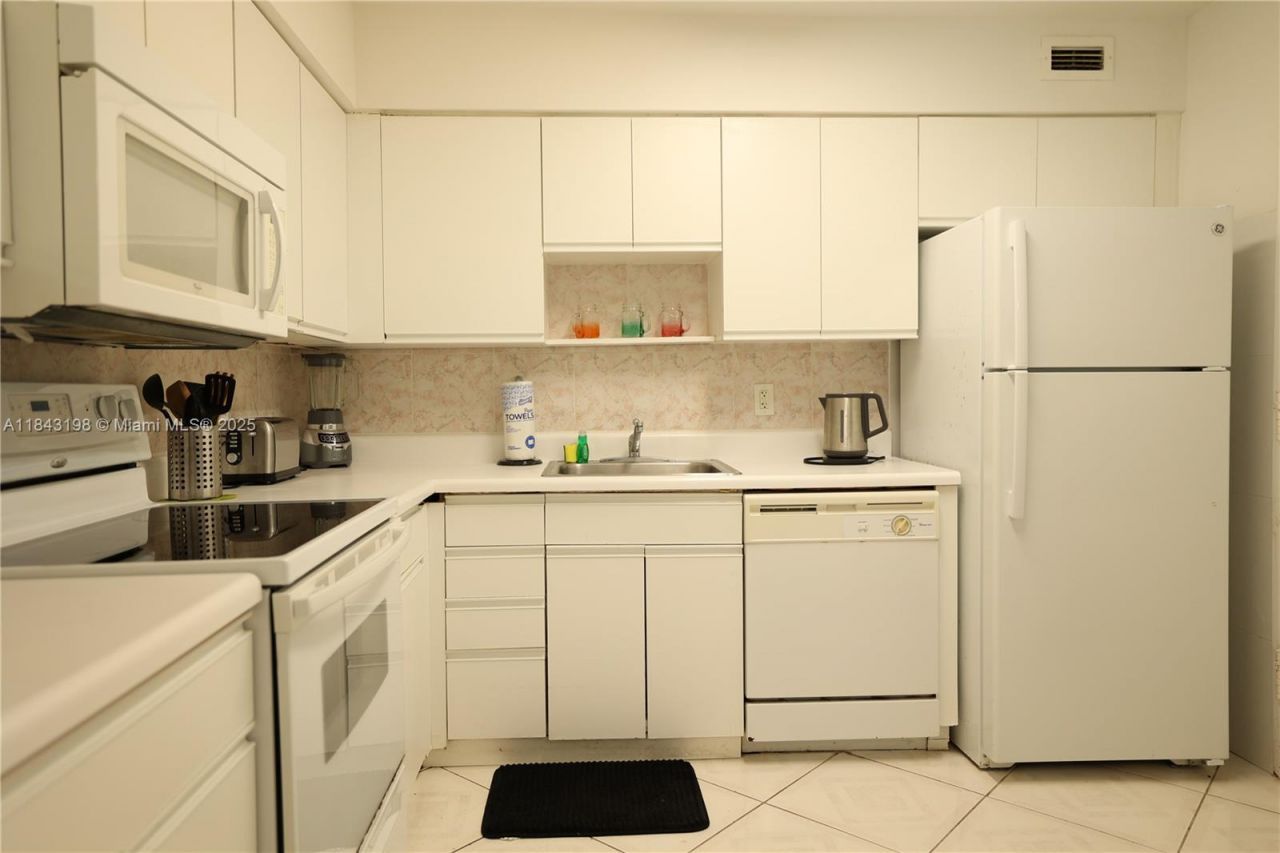 5151 Collins Ave, Unit 927, Miami Beach, FL 33140 Photo