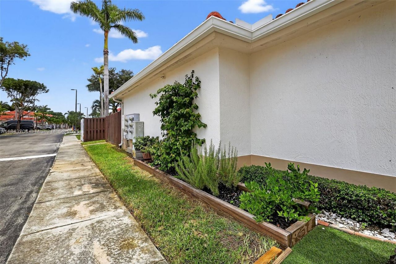 7291 NW 173rd Dr, Unit 100, Hialeah, FL 33015 Photo