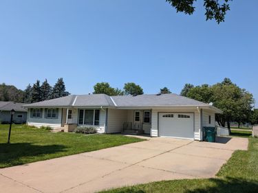 209 Hillcrest Way, Le Sueur, MN 56058