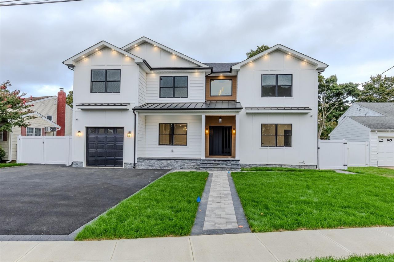 9 Friends Lane, Westbury, NY 11590 Main Photo