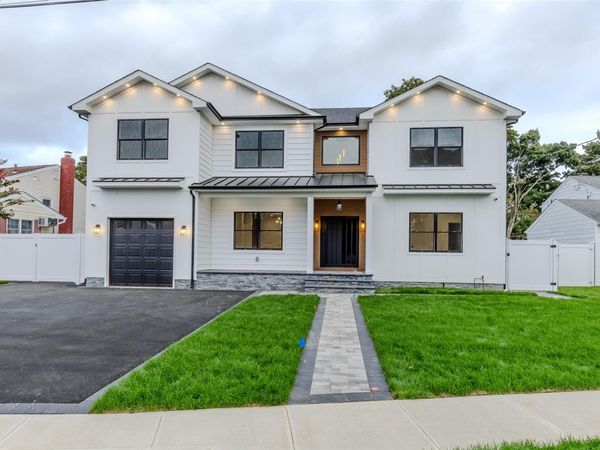 9 Friends Lane, Westbury, NY 11590