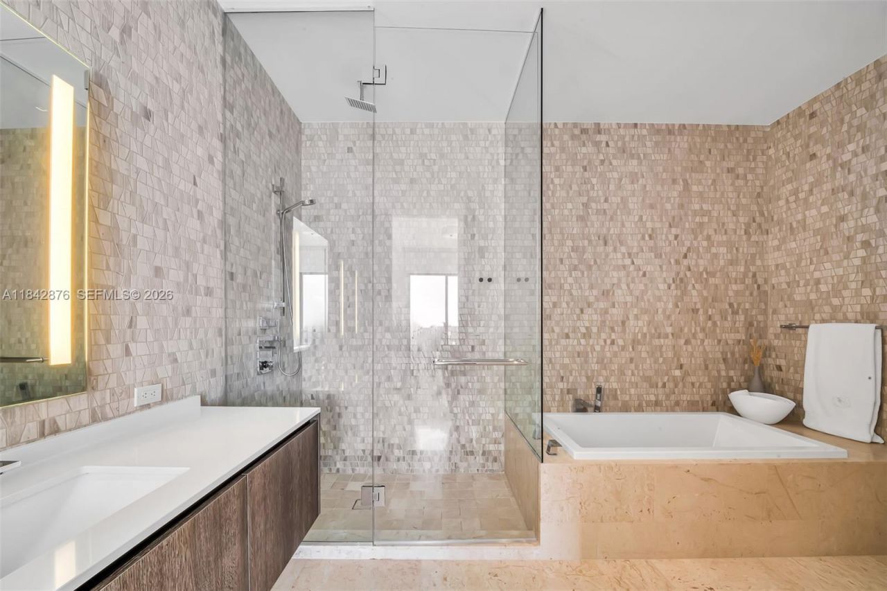 88 SW 7th St, Unit 4004, Miami, FL 33130 Photo