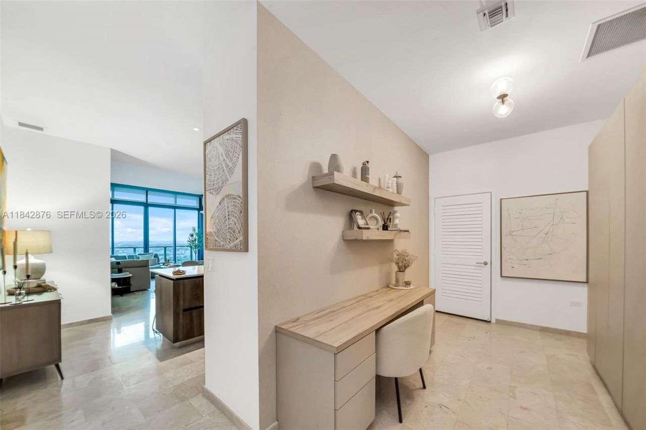 88 SW 7th St, Unit 4004, Miami, FL 33130 Photo